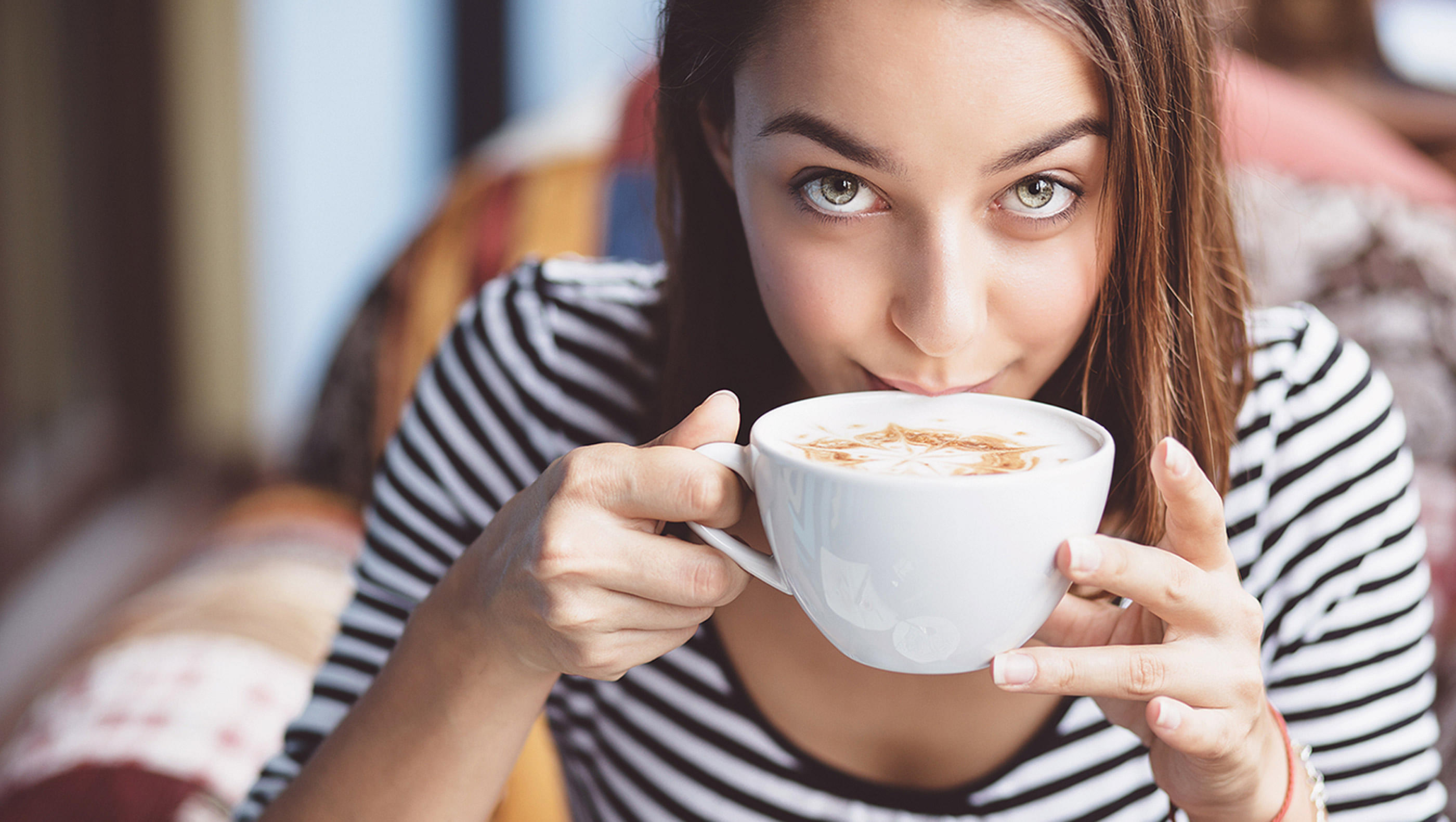 Пить кофе на голодный желудок с утра. Девушка с чашкой кофе. Девушка с чашечкой кофе. Девушка пьет кофе. Девушка с чашкой чая.